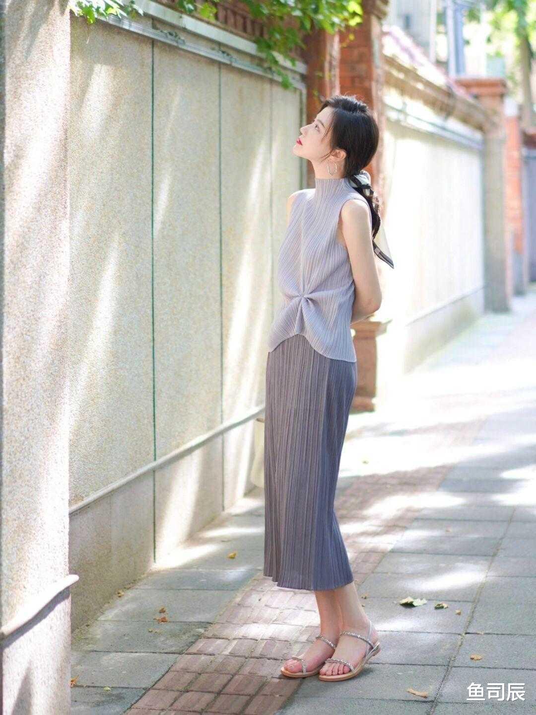 鱼司辰|为什么今年的针织衫，大家宁愿配裙子，也不跟风搭裤子？答案在这