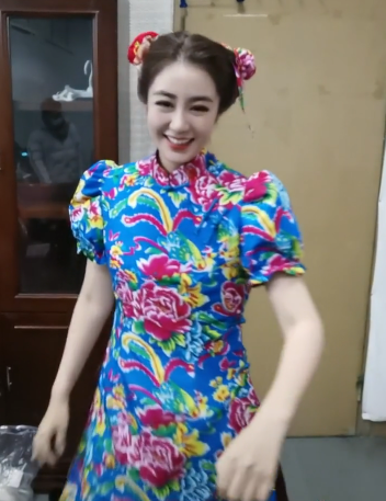 旗袍|“王小蒙”旗袍开叉到大腿，腿抬太高意外露出xx，肌肤白得发光