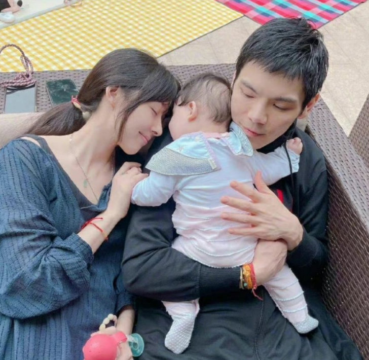 爱奇艺|带孩子出门像逃亡!郭碧婷素颜憔悴!为护女儿弯腰推行李边跑边躲