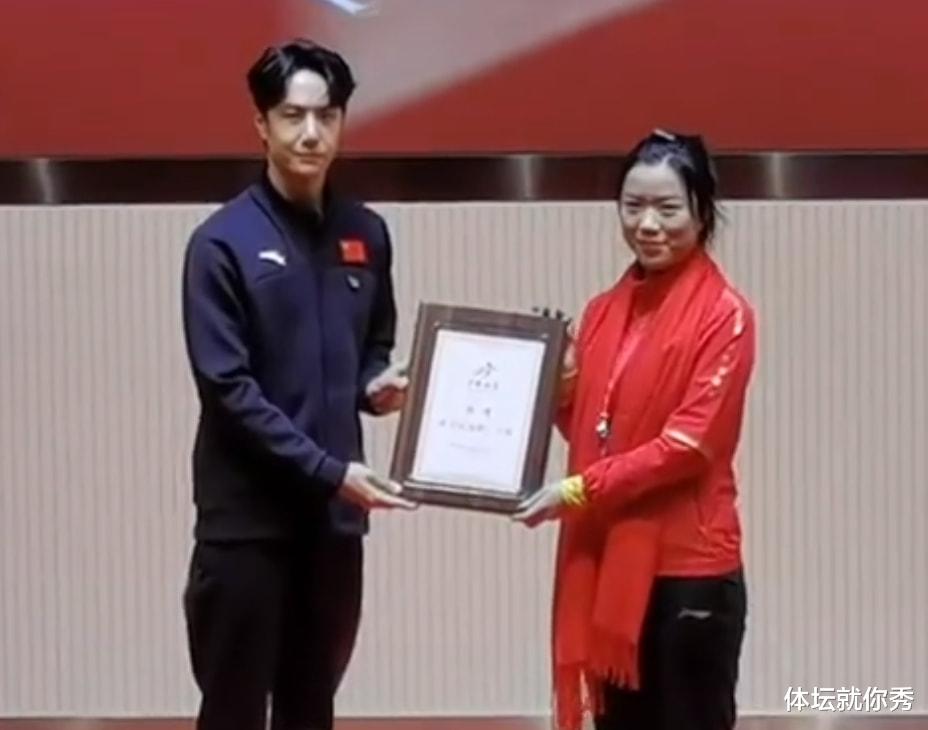 风起洛阳|杨倩参加冬奥会活动！看到偶像后太激动了，谁注意她合影前的举动