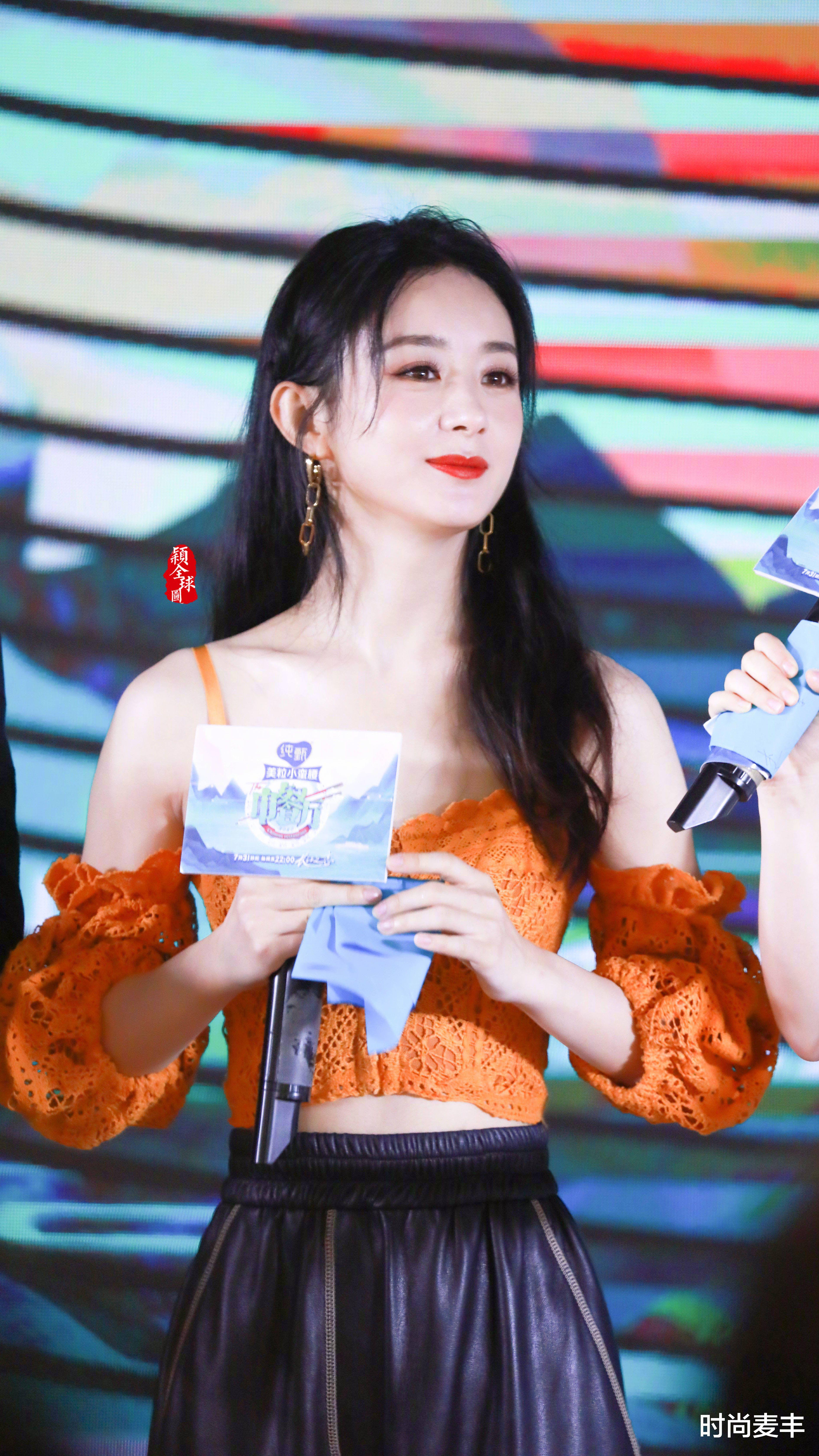 赵丽颖|赵丽颖离婚后首次露面，浅蓝色套装配黑色中筒袜，生图状态胜美颜