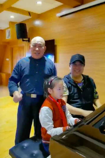 王一博|65岁老戏骨坐动车低调出行,独自拖行李无助理跟随,称习惯一个人