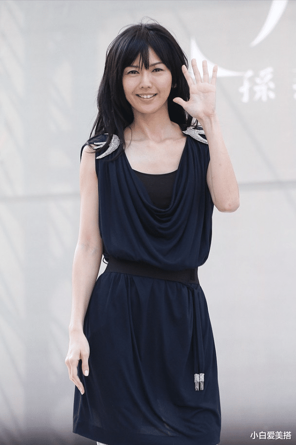 小白爱美搭|40多岁的孙燕姿还是这么精致，无袖裙穿在身上，好身材让人羡慕