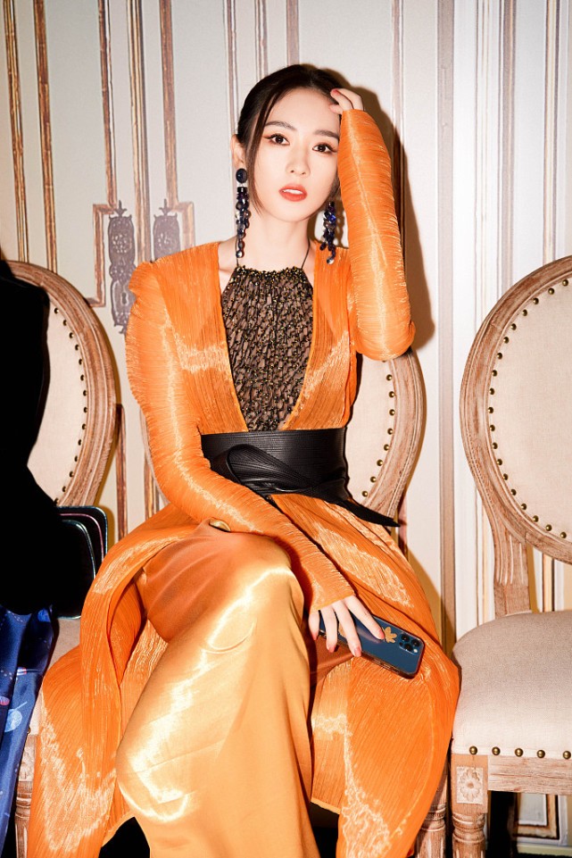 BiuFashion 撞脸章子怡的童瑶气质真好,裙装搭配端庄大气,个性十足有女人味