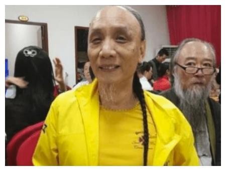 男子自称“皇室后裔”,因抢不到车票,破口大骂:你们都是奴才!