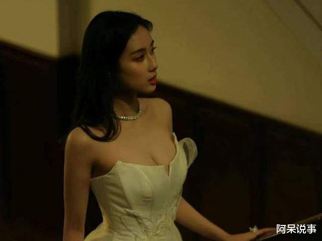 何超欣|22岁何超欣风格大变，穿高定婚纱出席活动，傲人上围太吸睛！