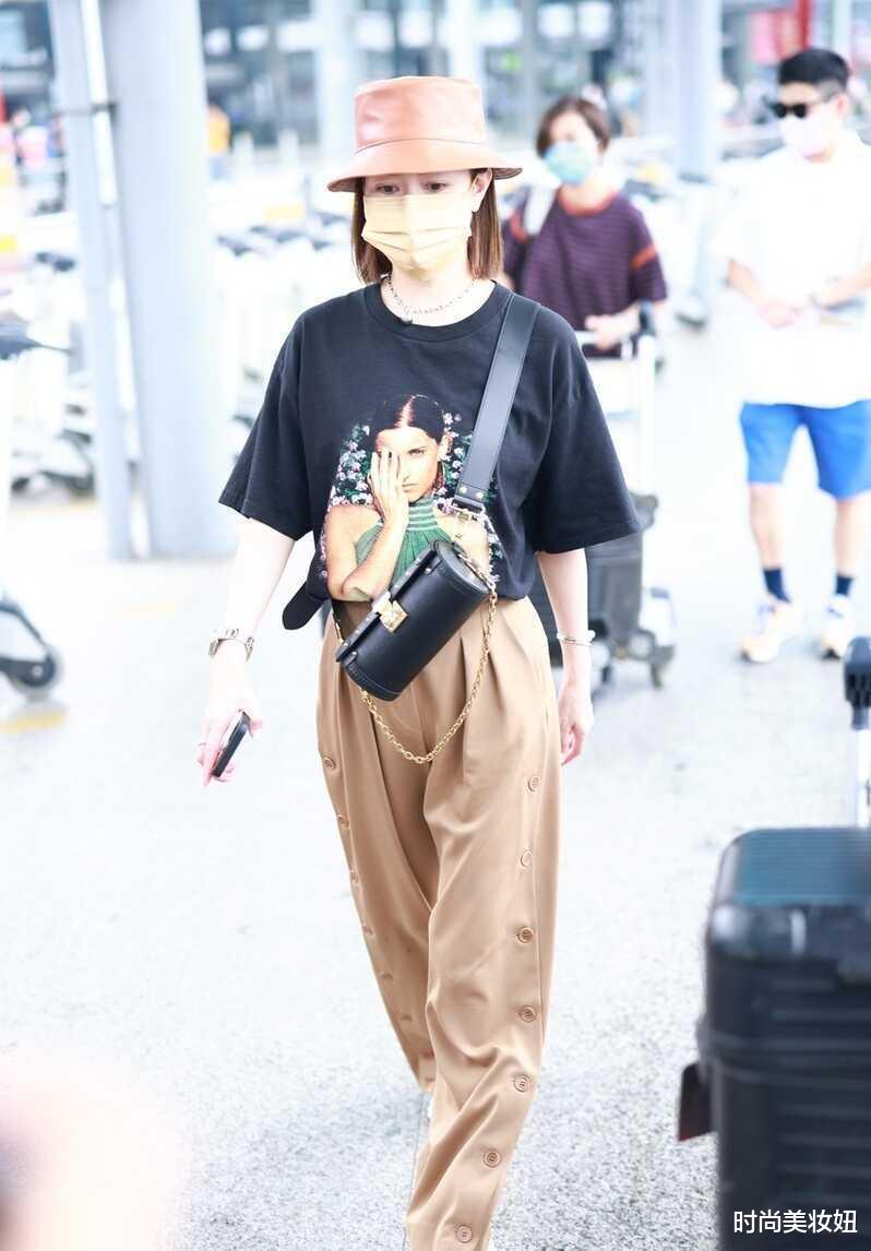 时尚美妆妞|佘诗曼真是“逆生长”，穿T恤配阔腿裤走机场，哪像75年的