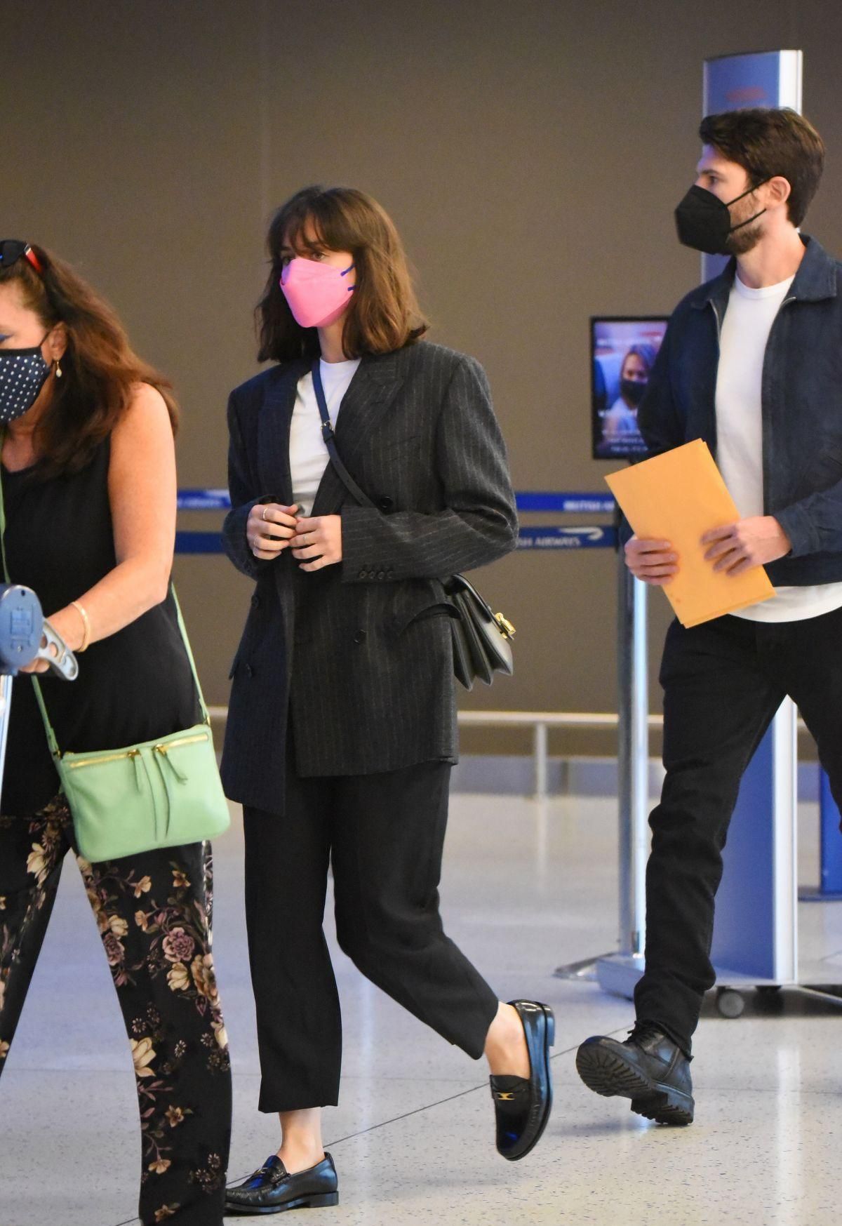 时尚圈的奇葩大喵 用肉乎乎的肚子征服好莱坞,深V黑裙性感优雅,被称是下一个梦露