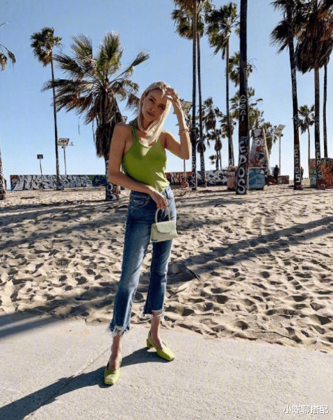 小陈聊搭配|为了显高也太拼了！这个博主直接用抹胸配长裙，看起来却很优雅