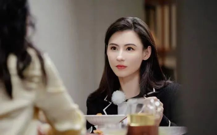 张柏芝|王菲女儿李嫣机场偶遇张柏芝，主动问好的背后是冰释前嫌的信号！