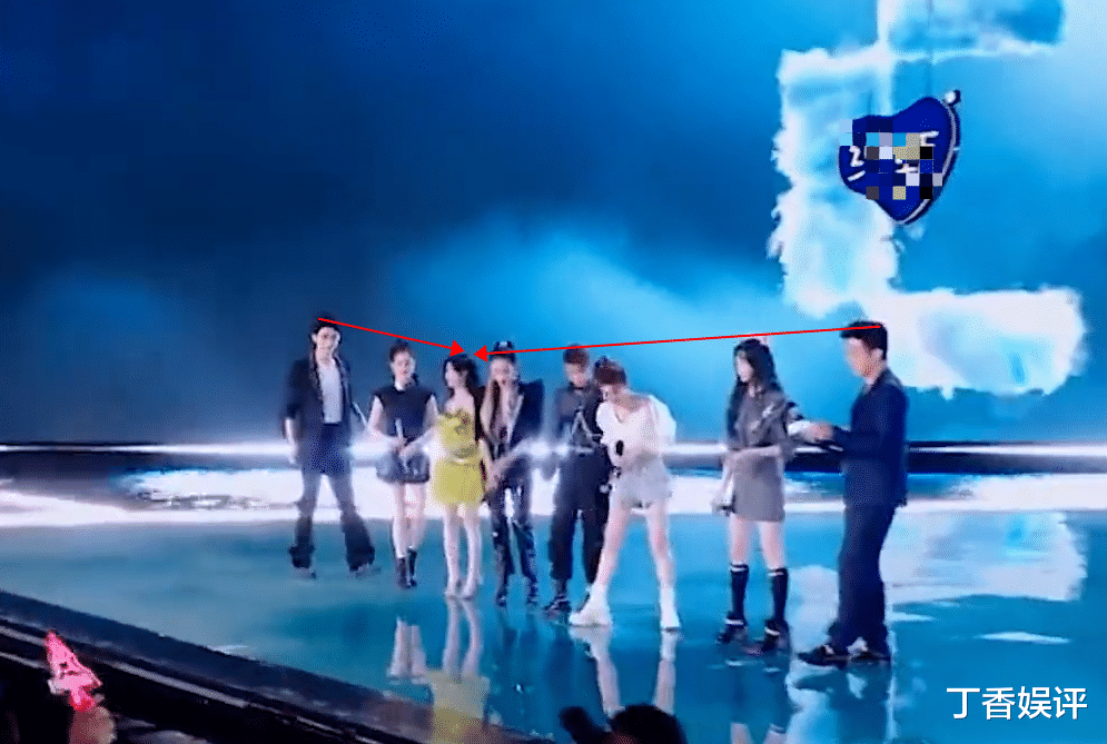 鲸鱼|鞠婧祎上《创造营》，与7位嘉宾站成一排时，这身高差距太抢镜了