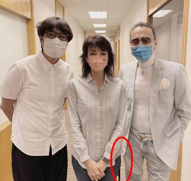 谢贤|85岁谢贤偶像包袱重，穿紧身衣秀肌肉，与女星合影还偷偷藏起拐杖