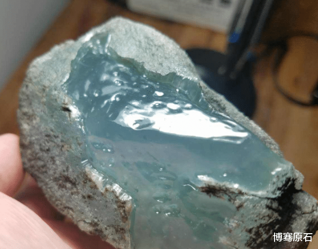 翡翠|刷爆圈内的“乌皮擦口”翡翠原石，一刀切开货主直接气晕，百万打了水漂！