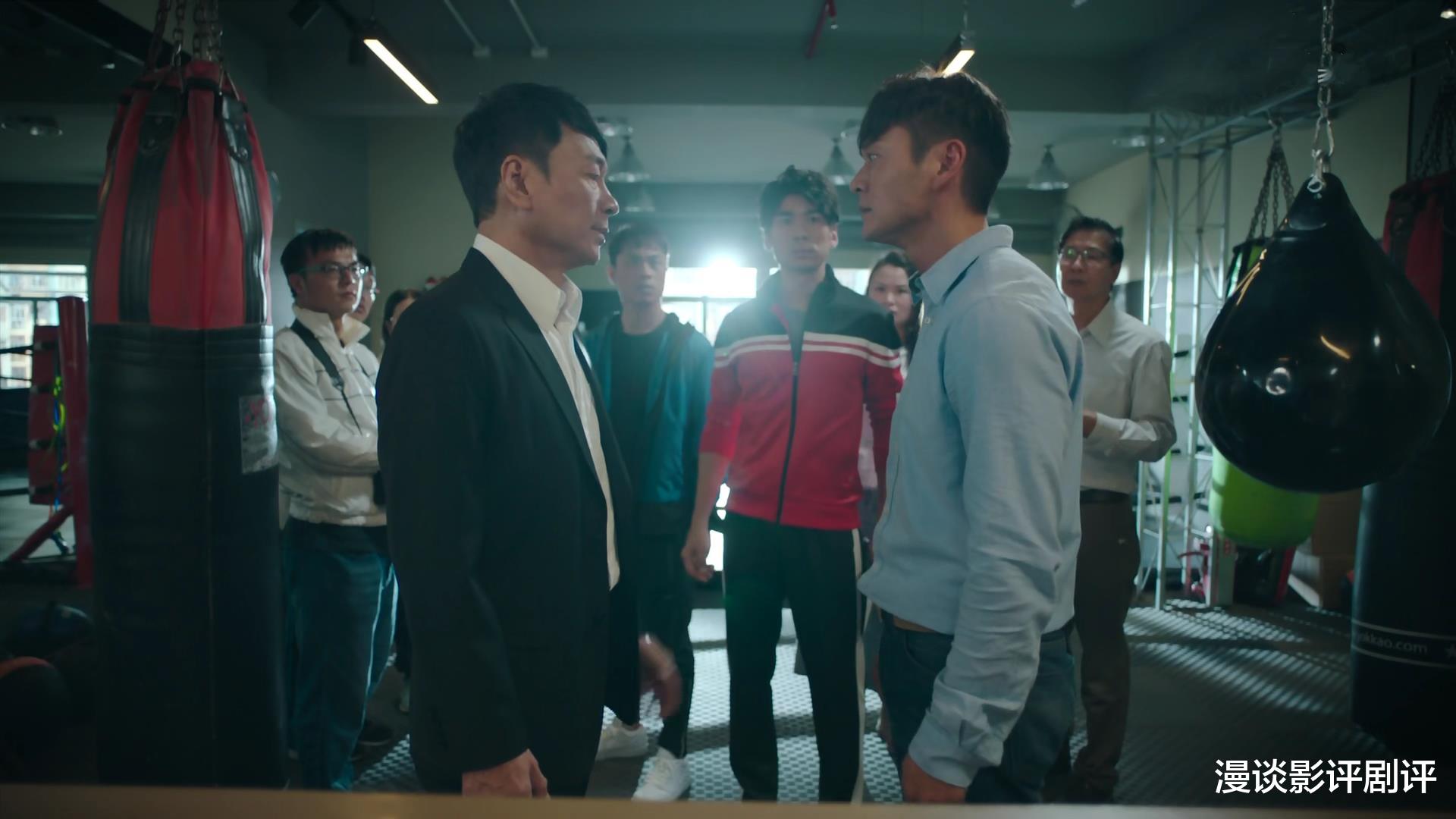 拳王|《拳王》最新剧情：张振朗主角光环强大，击败对手获得新生赛冠军