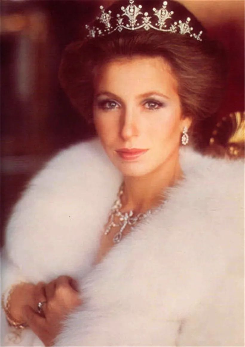 桃花时尚 英国“最穷公主”，一件大衣穿40年，却成顶级时尚达人