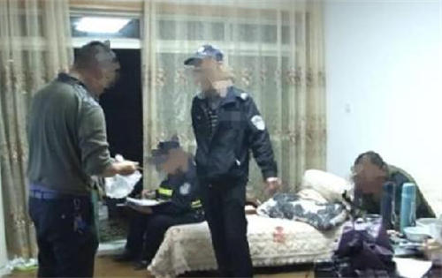 贵州一多情女子出轨被丈夫抓包,小三被暴打后索赔10万,结局反转