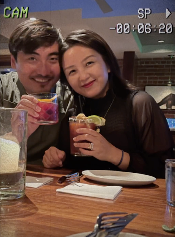 何洁|何洁久违晒娃，三个儿女坐旋转木马，同母异父的三兄妹相处很融洽