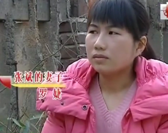 儿子莫名其妙发疯,妻子和父亲去劝说反被打,父亲下跪求儿子原谅