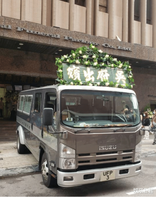 娱乐E君 吴孟达出殡,遗孀子女抵灵堂打点,火化后骨灰将被带回马来西亚