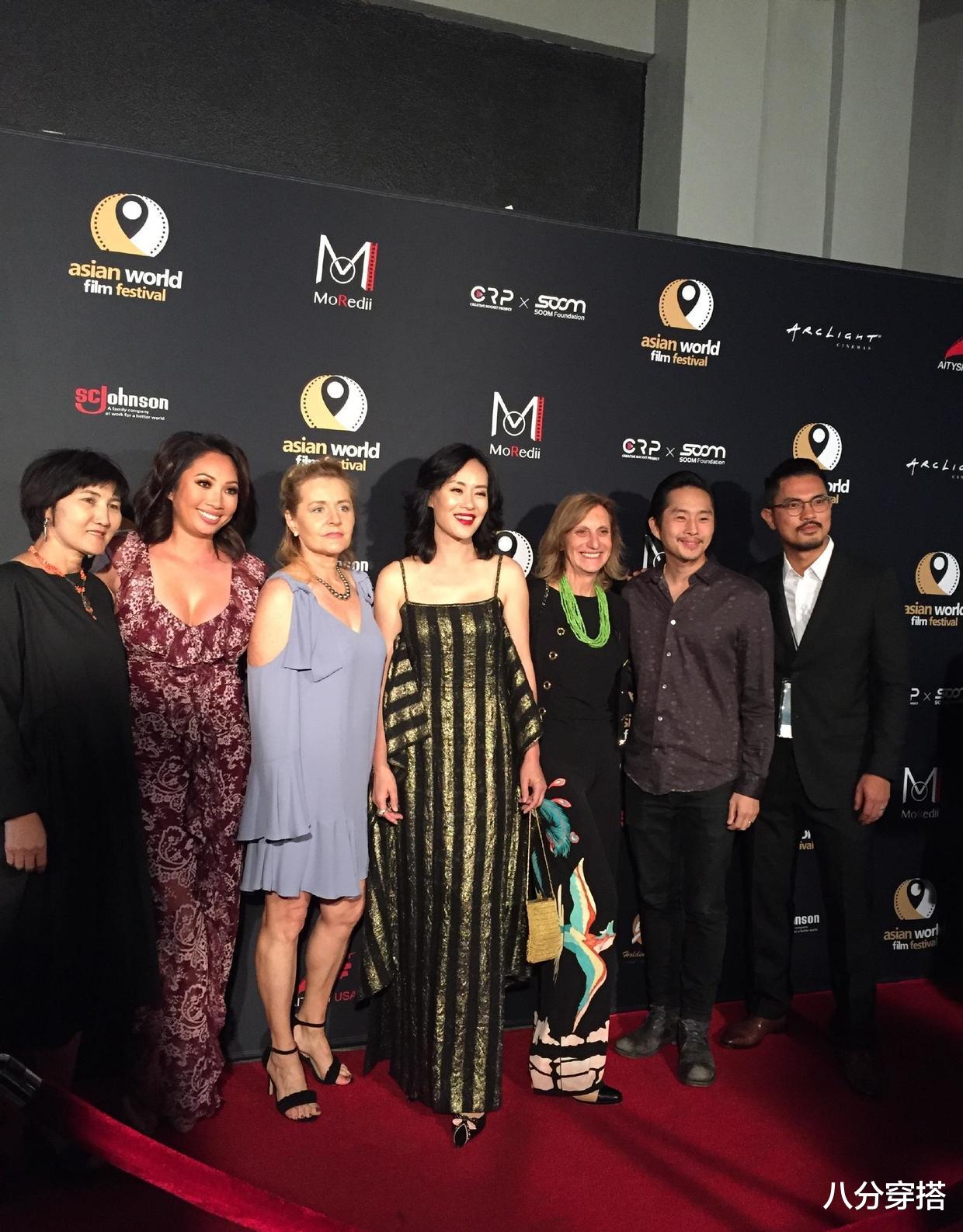 八分穿搭|邬君梅的气质稳赢，穿玫红色连衣裙也不显俗气，意外高级洋气