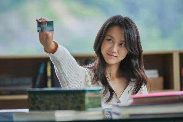 闲鱼有话说|汤唯结婚6年成“韩式美人”，穿开衫配卷发好温柔，文艺气质绝了