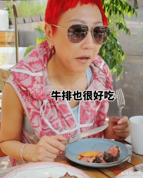 刘嘉玲|刘嘉玲携弟媳跑步减肥，弟媳一头红发抢镜，亿万财富疑留给侄子