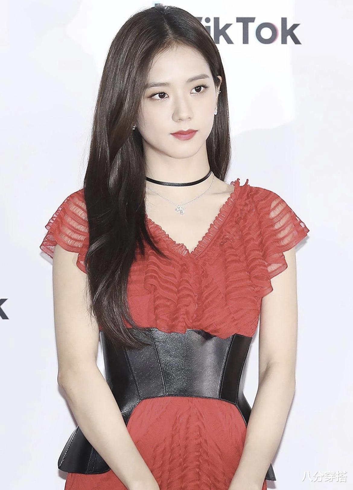 八分穿搭|江珊气质真是“阿姨辈顶流”,一身红黑配穿搭飒爽霸气,利落干练