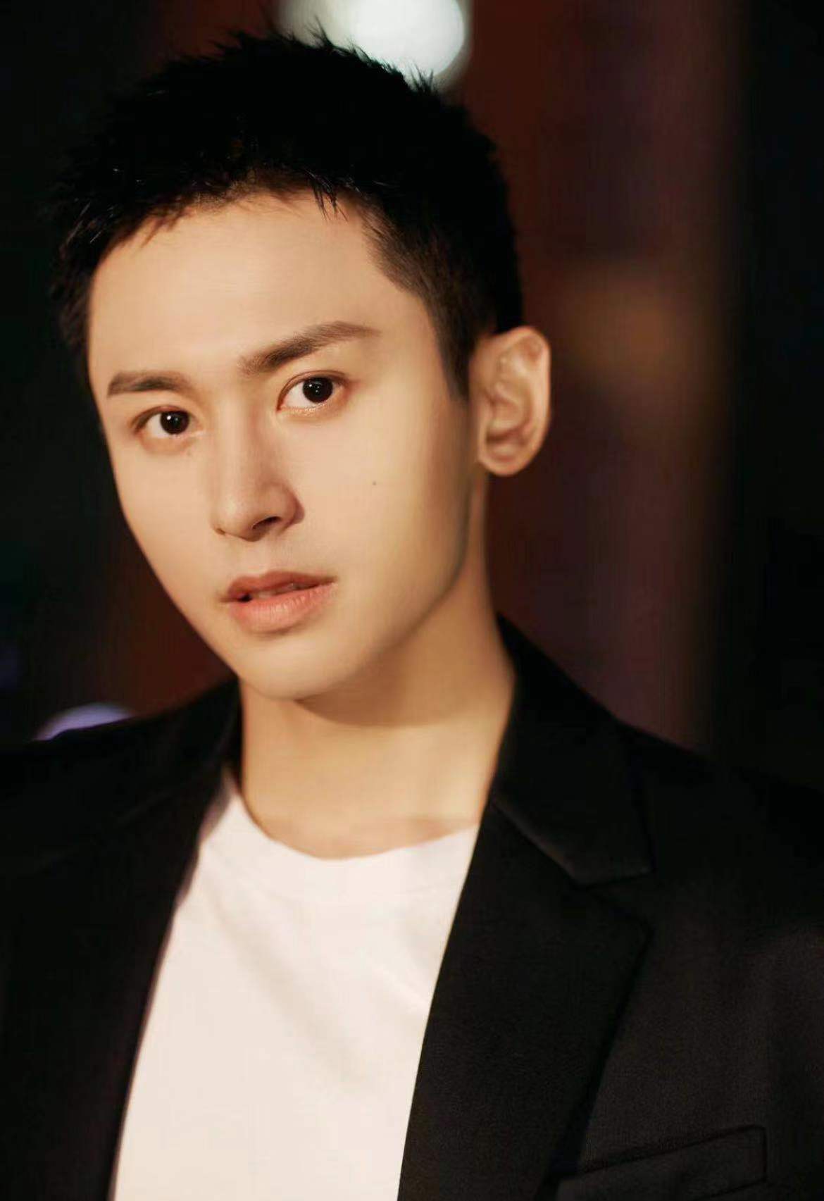 能量要闻 张哲瀚粉丝捐赠禁毒图书角加强青少年禁毒法制观念