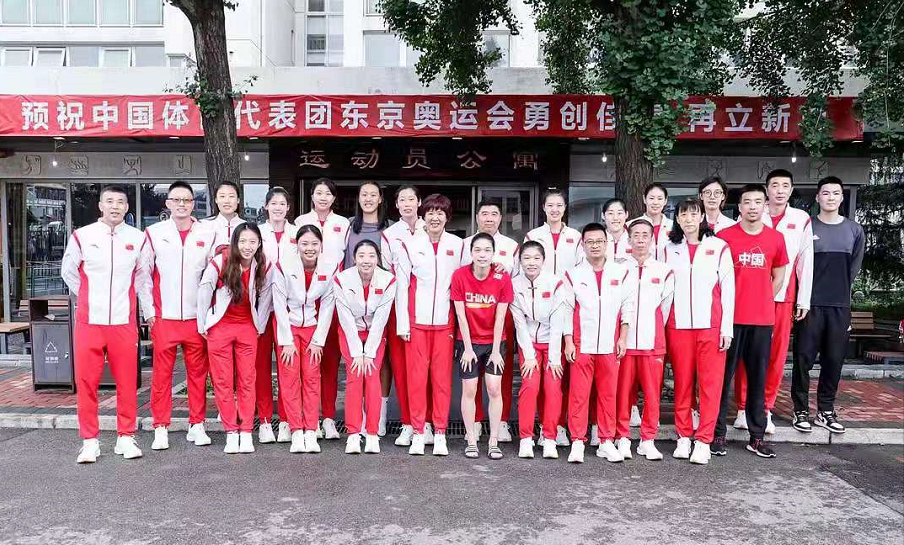 时尚风行派|女排抵达东京!朱婷防护太到位198身高抢眼,成首位女性旗手超牛