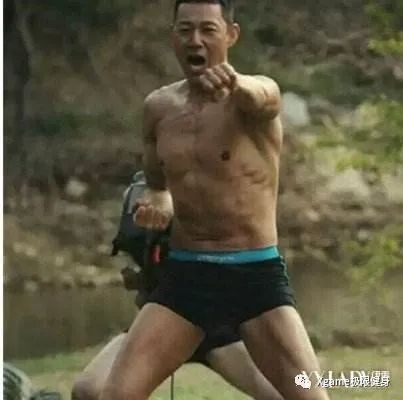 张丰毅|小鲜肉赤身与老兵比赛，身材差距引发争议！网友：白斩鸡