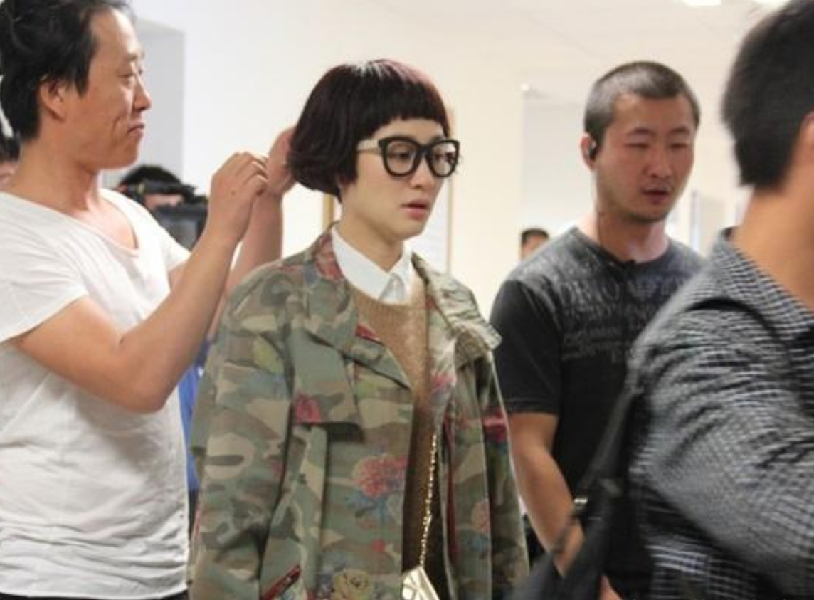 运动|李小冉这发型是来搞笑的么？搭配一副黑框眼镜，大美人变成小憨包