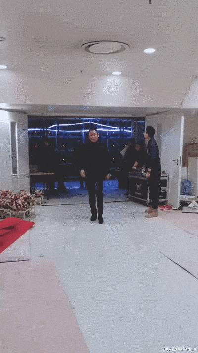 吕良伟|内娱“大叔”发福油腻,香港男星清爽帅气,这对比也太惨烈了吧