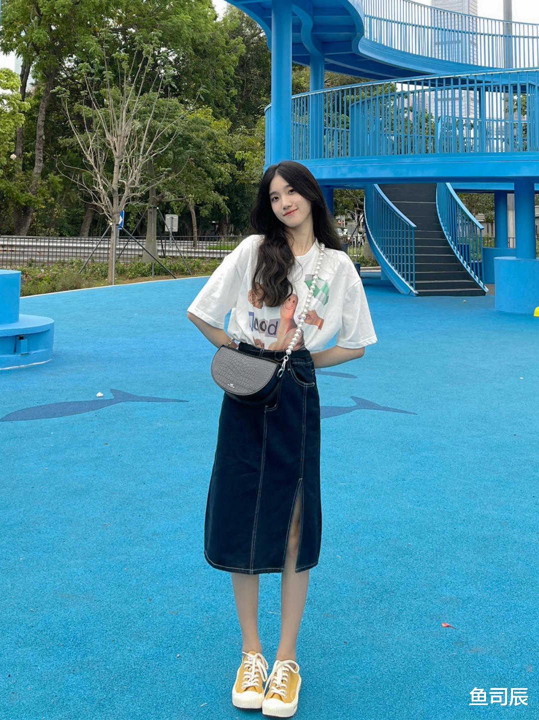 鱼司辰|美如初恋女人的穿搭技巧，T恤搭配牛仔裤开叉裙，青春感满分！