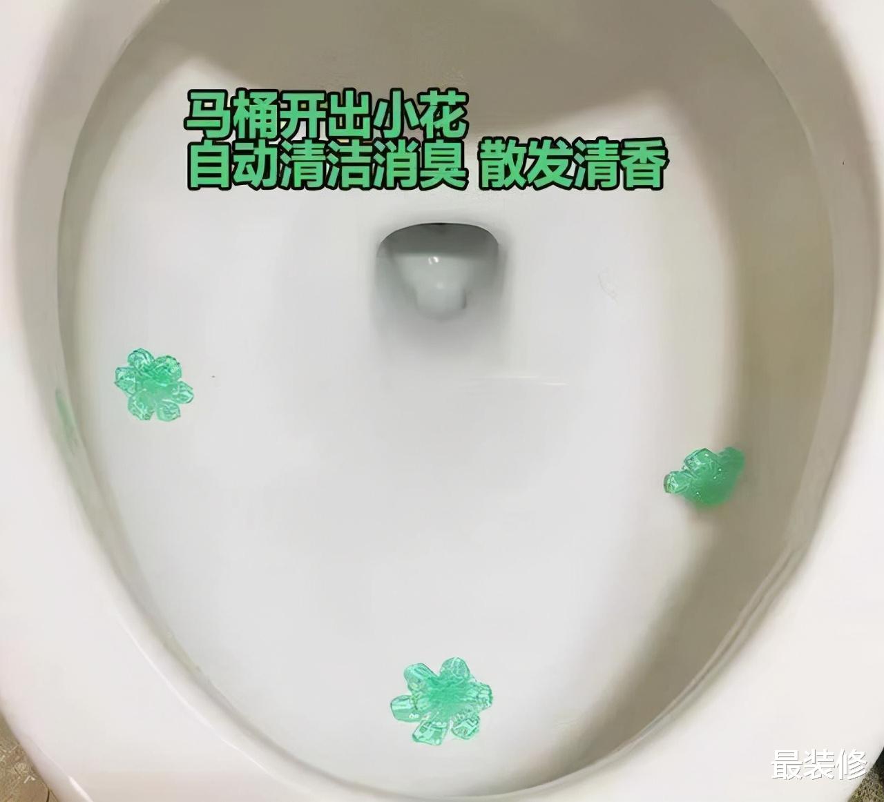 马桶里一圈黄色污垢怎么去除？保洁阿姨教你这么做，干净没异味！