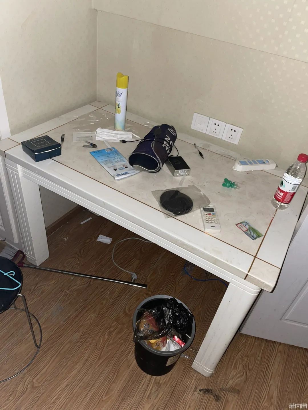 租客退租后房间一塌糊涂，现场不堪入目，网友看完也坐不住了