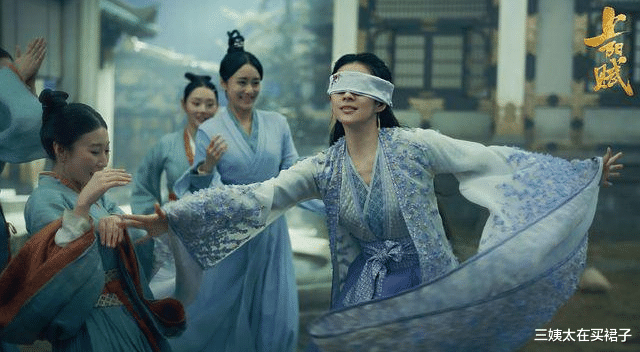 三姨太在买裙子|想要成功的女人，都需要从王儇身上，学习这4个特质