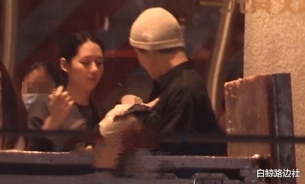 郭碧婷|郭碧婷带女儿逛公园！抱孩子动作吃力累到蹲下，小腹微凸疑怀二胎