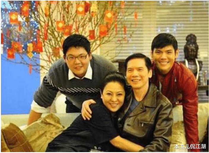 向华强|2个老婆3个孩子，晋级爷爷的向华强，为什么72岁才抱孙？