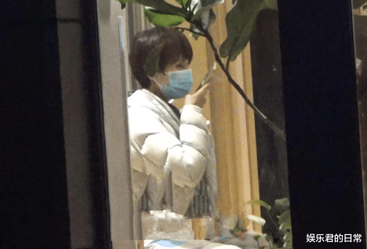 袁泉|袁泉深夜现身按摩店，短发干练坐姿霸气，结婚12年需抚养11个孩子