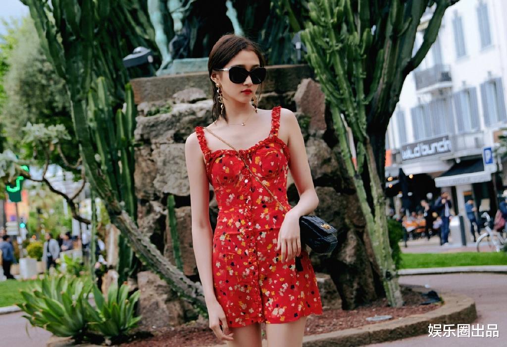 关晓彤|关晓彤挑战Z字蹲，穿包臀裙出镜，动作奔放却没挤出一丝赘肉