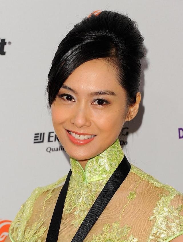 白小白的衣橱|朱茵这造型真撩人,穿旗袍还秀出了“X身材”,真让人羡慕