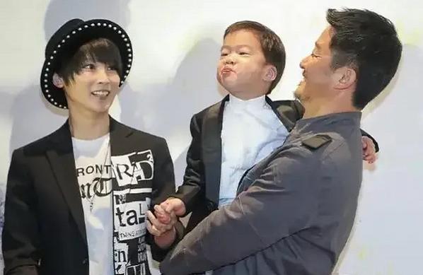 谢楠|谢楠吐槽小儿子钓鱼像?作法?，2岁吴虑留长发似女孩，性子像爹