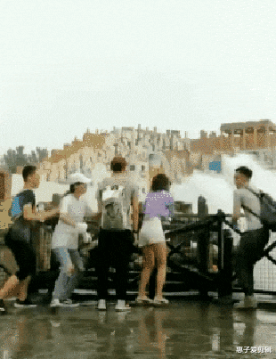 “这个女厕所不简单啊,估计大部分女生进去之前都要斟酌一下!”
