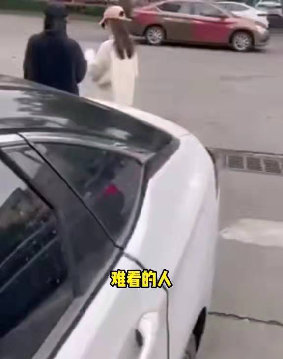 “这么大的行李箱你不给搬!”“下次打车打120!”又吵起来了!