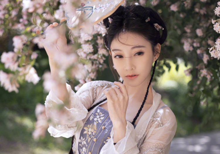 冯提莫|冯提莫风格转变猝不及防，歌曲与戏曲结合惊艳网友，真是太努力了