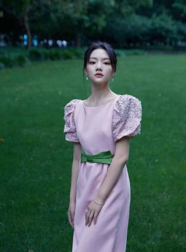 欧阳娜娜|欧阳娜娜的“富家千金”氛围感 怎么穿出来？