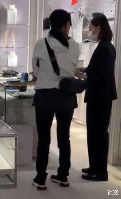 那英|那英带女儿在伦敦买奢侈品,被指嗓门大态度凶,女儿家教严格乖巧安静