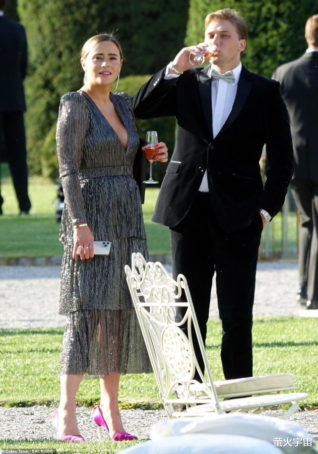 张予曦|拜登26岁孙女意大利参加婚礼，甜吻帅气男友，穿V领裙驼背无气质