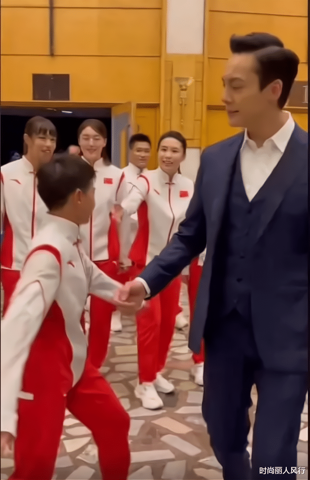 全红婵|14岁全红婵终于登上央视晚会！穿运动装站舞台C位亮相，胆子真大