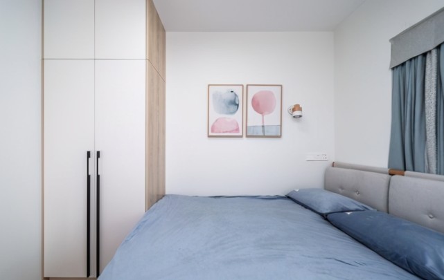 亲戚进门玄关就把人迷住，全屋打满柜子漂亮实用，电视墙也做柜子